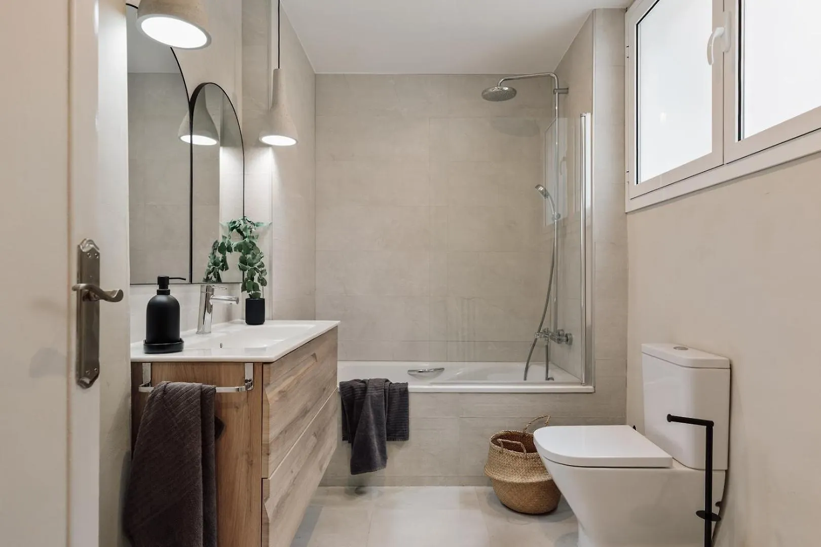 Cember - 3 Bedrooms And Patio In Sant Gervasi Barcelona Spanien